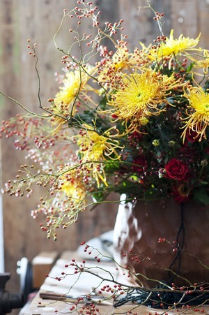 fleurs coupées chrysanthemes jaunes baies rouges roses bouquet
