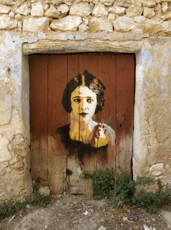 street art peinture porte planches femme