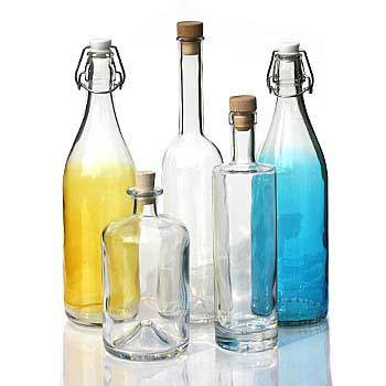 Ensemble de bouteilles en verre de différentes couleurs jaune bleu transparent