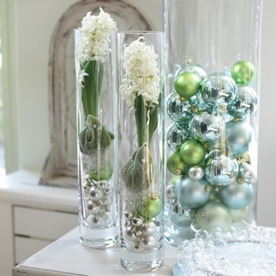 Composition de délicates jacinthes blanches dans des vases avec des boules de Noël, idéale pour les fêtes de fin d'année! Découvrez comment obtenir facilement des fleurs de jacinthe à l'intérieur, simplement dans de l'eau. Lisez l'article sur le blog :)