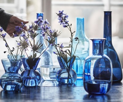 Ensemble de vases et de bouteilles bleues avec des fleurs