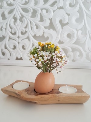 DIY Pâques: vase en coquilles d'oeuf avec des fleurs dans un bougeoir. Cliquez sur le site pour voir le DIY!