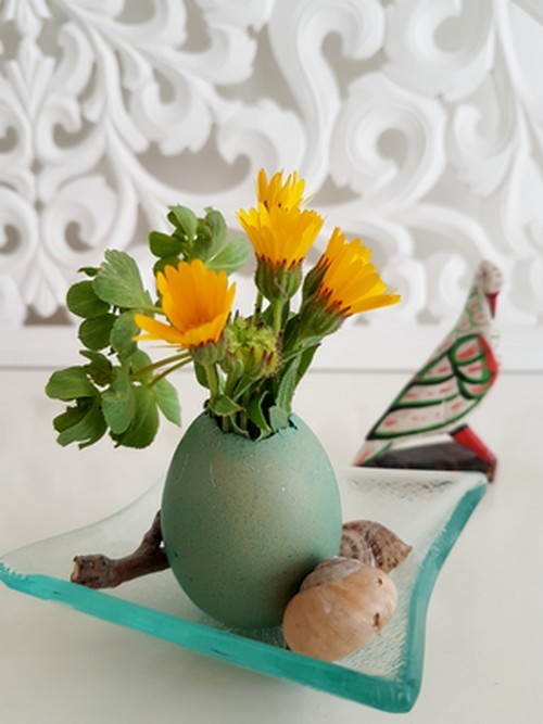 Activité DIY pour une déco facile à réaliser en famille avec des fleurs et des coquilles d'oeufs pour Pâques: rdv sur le blog pour ce DIY!