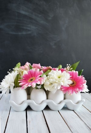 DIY centre de table de Pâques: décor de coquilles d'oeufs transformés en vases de fleurs. Rdv sur le blog pour le mode d'emploi!