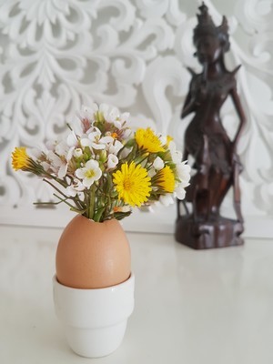 DIY déco de Pâques: des coquilles d'oeufs transformées en vase de fleurs (ici dans coquetier). DIY, rdv sur le blog!