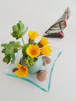 DIY: vases de coquilles d'oeufs pour un décor de Pâques. Oeufs teintés avec des colorants alimentaires. RDV sur le blog pour en savoir plus!