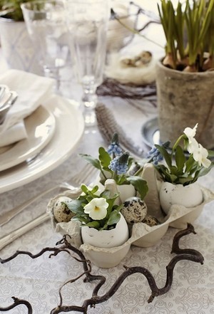 DIY Pâques: coquilles d'oeufs transformées en vases, avec des oeufs de cailles. Rdv sur le blog pour le mode d'emploi!