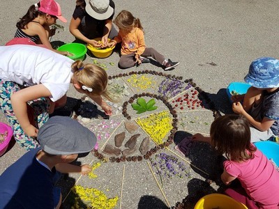 Land'art: spirale de plantes réalisée par des enfants au Parc Naturel des Ecrins. Lisez l'interview de Blandine sur le blog!